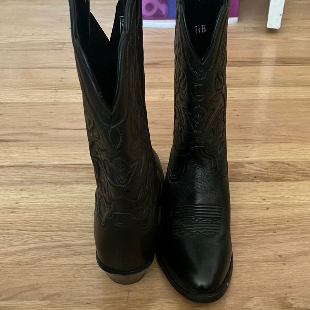 Black Ariat cowboy boots
